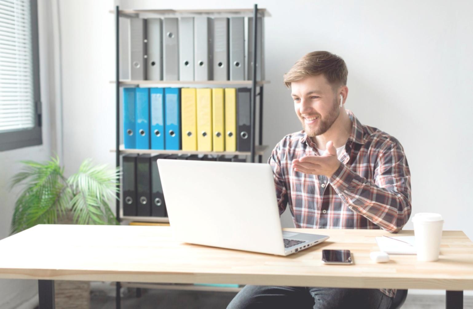 Live screen sharing session showing keyword analysis tools and Bulgarian search patterns